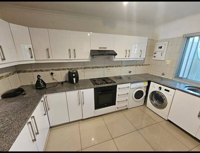 3 BEDROOM PROPERTY TO RENT IN RONDEBOSCH